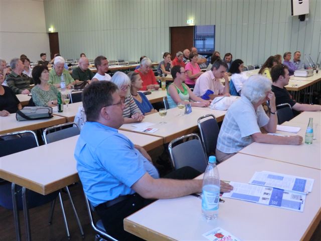 Gemeinderat R. Foikar und andere Besucher der Antikriegstagsveranstaltung 2011 am 1.9.2011 im Gewerkschaftshaus Mannheim